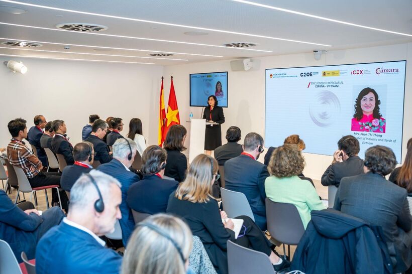 Deputy Minister Phan Thi Thang joins Vietnam - Spain Business Forum in Barcelona - 2
