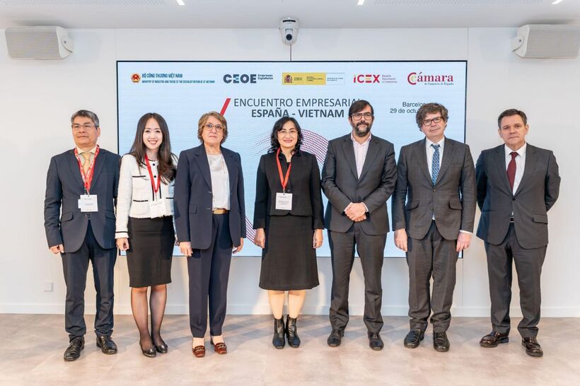 Deputy Minister Phan Thi Thang joins Vietnam - Spain Business Forum in Barcelona - 4