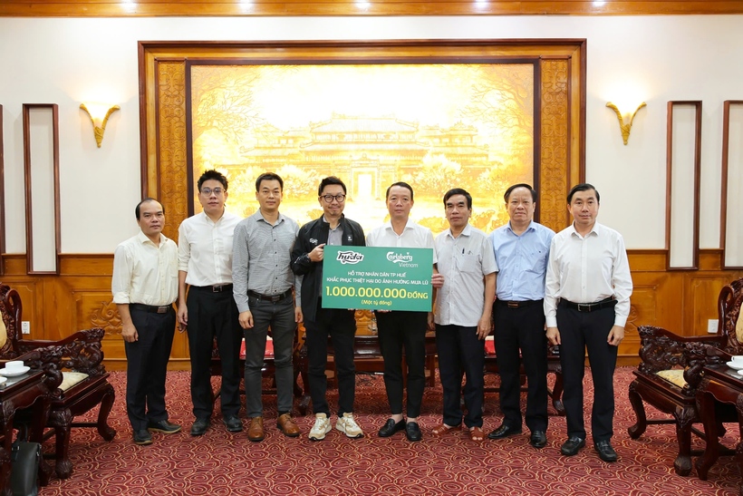 Hue City Chairman Phan Thien Dinh and city leaders received Carlsberg Vietnam’s VND 1 billion donation to support local residents in overcoming the severe impacts of recent floods.