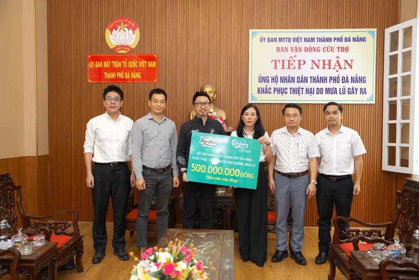 Andrew Khan, Managing Director of Carlsberg Vietnam, directly presented a donation of VND 500 million to Ms. Nguyen Thi Thanh Phuong, Vice Chairwoman of the Vietnam Fatherland Front Committee of Da Nang City.