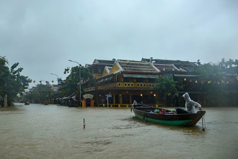 Carlsberg Vietnam donates VND 1.5 billion to aid Hue, Da Nang after floods - 1