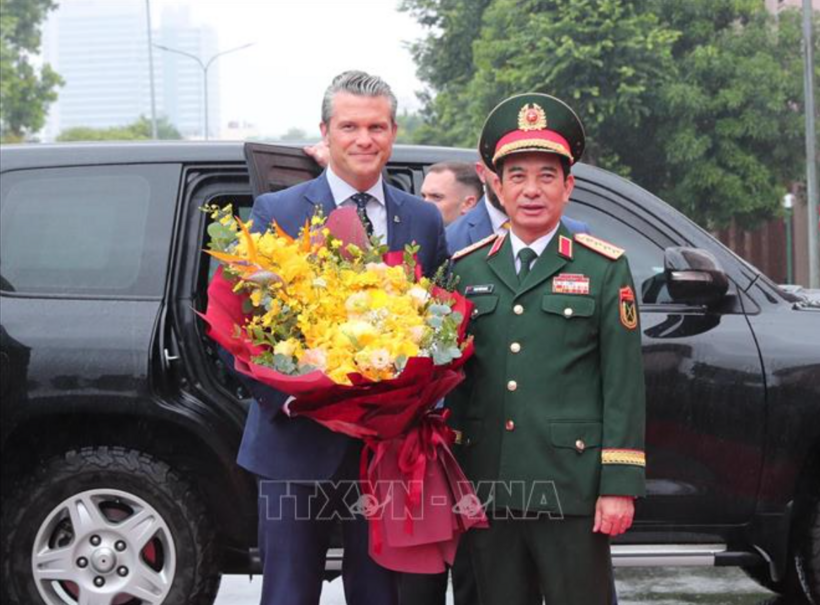 General Phan Van Giang welcomes US Secretary of War Pete Hegseth. Photo: VNA