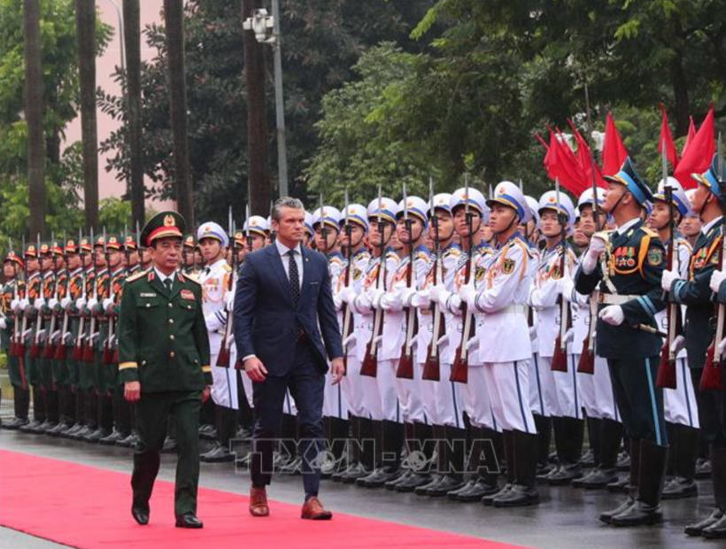 Minister of National Defense Phan Van Giang and US Secretary of War Pete Hegseth review the Honor Guard of the Vietnam People’s Army. Photo: VNA