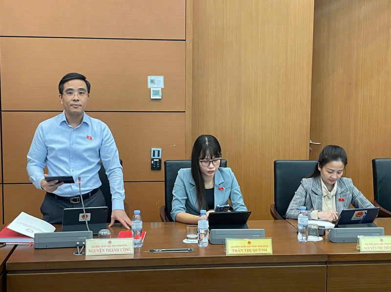 Deputy Nguyen Thanh Cong at the group discussion session on October 23. Photo: ĐBND