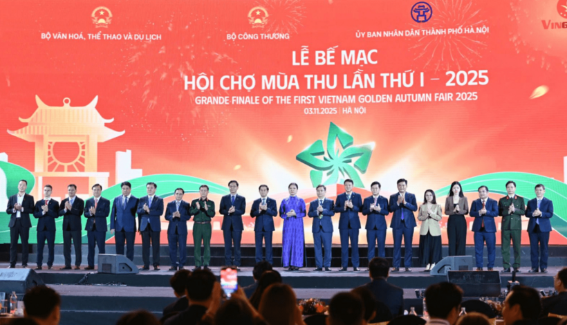 A representative of the Central Committee of the Vietnam Fatherland Front, the agency acting on behalf of the Vietnamese people to receive donations in support of those affected by storms and natural disasters, accepted contributions from organizations and enterprises.