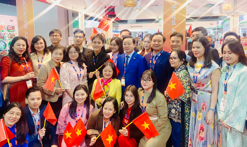 Deputy Prime Minister Tran Hong Ha joins the Vietnamese business delegation at the Malaysia International Halal Exhibition 2025. Photo: the Da Nang Department of Industry and Trade.