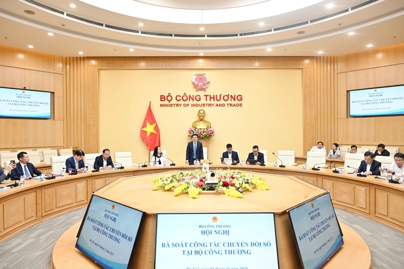 Minister Nguyen Hong Dien chairs a meeting to review the Ministry of Industry and Trade’s digital government implementation in Hanoi on November 4.