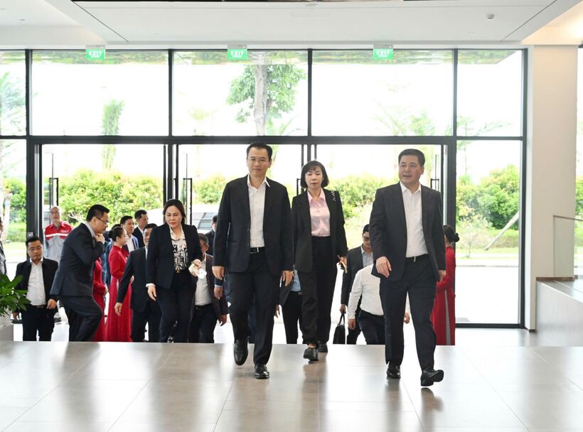 Vietnamese Minister Nguyen Hong Dien and Lao Minister Malaythong Kommasith visited and worked at the Thanh Cong Viet Hung Automobile Factory.