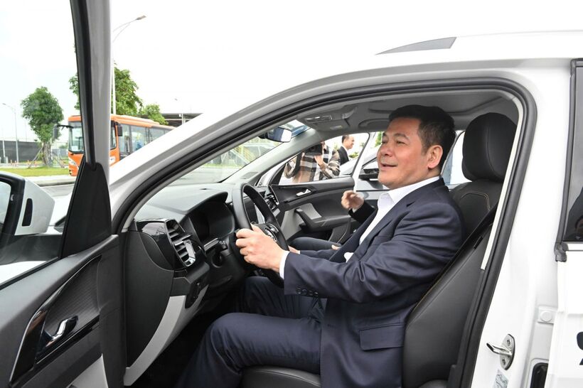 As part of the working session, Vietnamese Minister of Industry and Trade Nguyen Hong Dien and Lao Minister of Industry and Trade Malaythong Kommasith toured the production lines and inspected operations at the welding, painting, and assembly workshops.