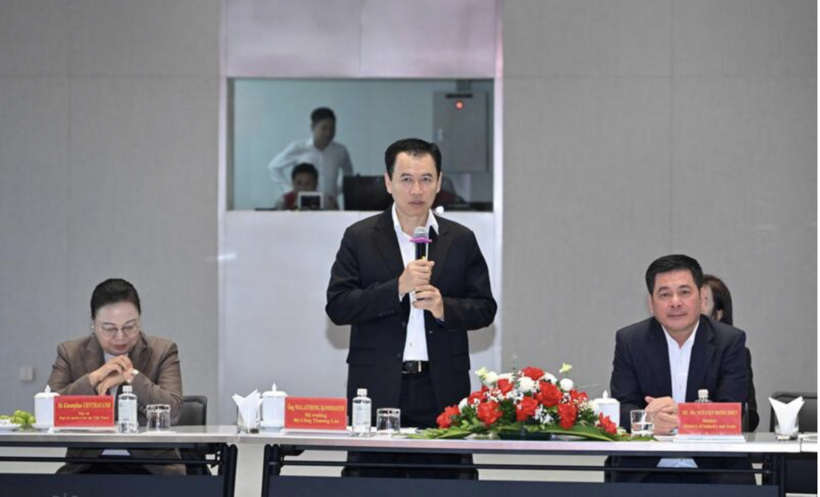 Minister of Industry and Trade of Laos Malaythong Kommasith delivers remarks. Photo: Can Dung