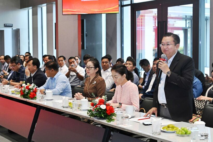 Expressing appreciation for Thanh Cong Group’s success in automobile manufacturing and assembly, the Director General of the Department of Manufacturing Industry under the Lao Ministry of Industry and Trade expressed a wish to learn from Vietnam’s experience and gain deeper understanding of the government and ministerial policies supporting this sector.