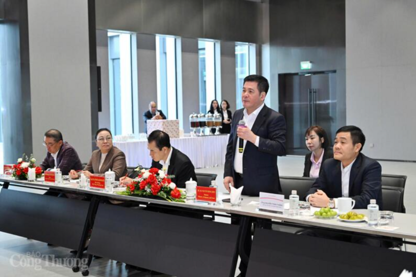 Minister Nguyen Hong Dien affirms that Vietnam will accompany and share its experience in promoting industrialization with Laos. Photo: Can Dung