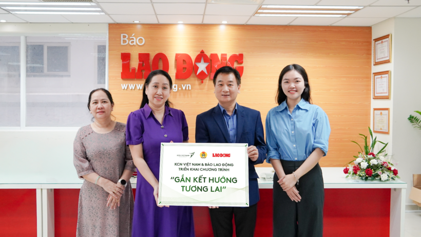 Mr. Hardy Diec - Chief Operating Officer of KCN Vietnam Group, presents a symbolic plaque to Ms. Tran Thi Mong Thoa - Chief Representative of the Standing Agency of Lao Dong Newspaper in Ho Chi Minh City, officially launching the “KCN Vietnam - Connect for Good” journey.
