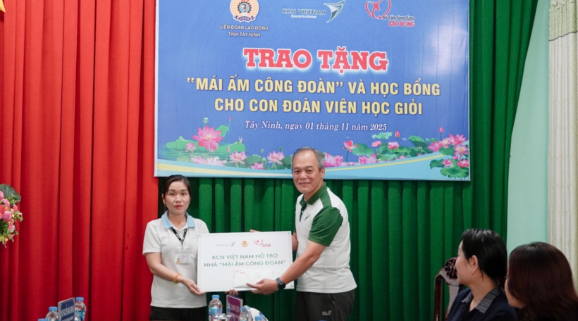 A representative of KCN Vietnam presents financial support for the renovation of a “Mai Am Cong Doan” (Union Shelter) house to Ms. Nguyen Thi Kim Chi – a trade union member in Tay Ninh Province.