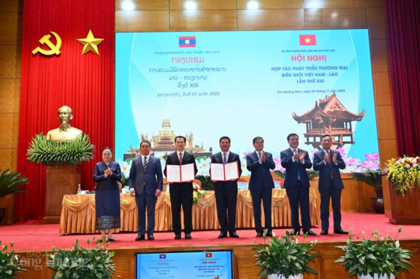 The minutes of the 13th Vietnam-Laos Border Trade Development Cooperation Conference is signed by the Vietnamese Minister of Industry and Trade and the Lao Minister of Industry and Commerce. Photo: Can Dung