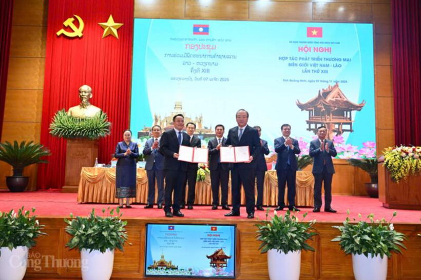 The MoU on domestic market development between Director General of the Agency for Domestic Market Surveillance and Development of Vietnam’s Ministry of Industry and Director General of the Department of Domestic Trade of the Lao Ministry of Industry and Commerce. Photo: Can Dung
