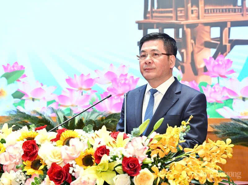 Minister of Industry and Trade Nguyen Hong Dien delivers opening remarks, emphasizing stronger and more sustainable Vietnam-Laos trade cooperation.
