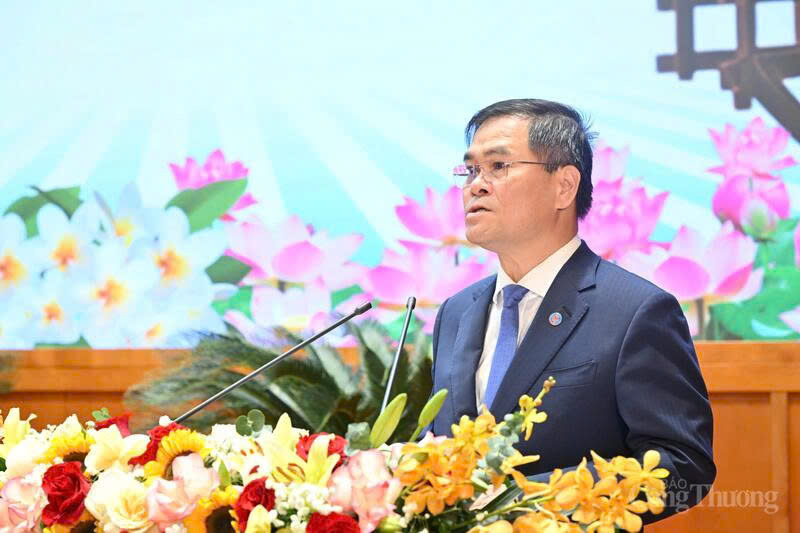 Chairman of the Quang Ninh provincial People’s Committee Bui Van Khang delivers the opening remarks at the 13th Vietnam-Laos Border Trade Development Cooperation Conference.