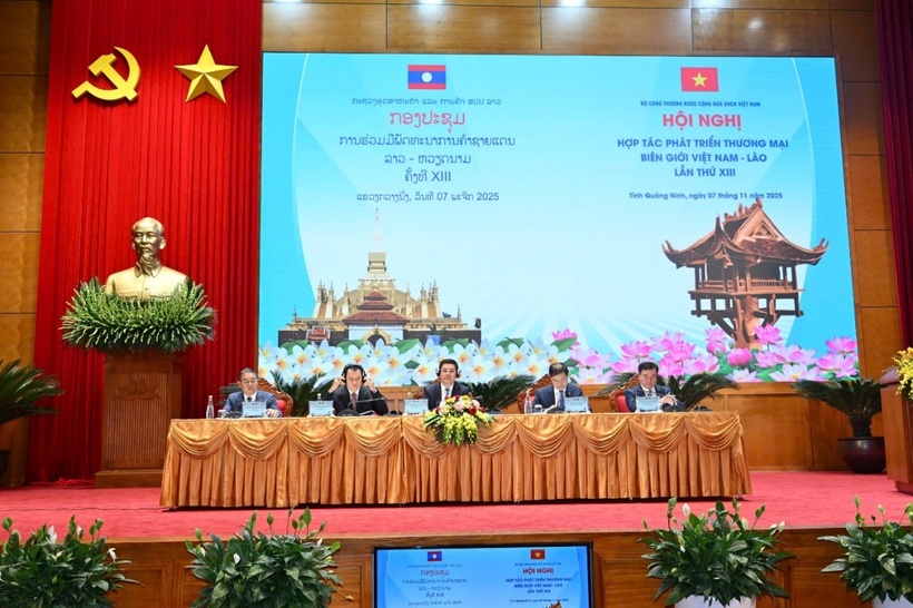 The co-chairs preside over the 13th Vietnam-Laos Border Trade Cooperation Conference.