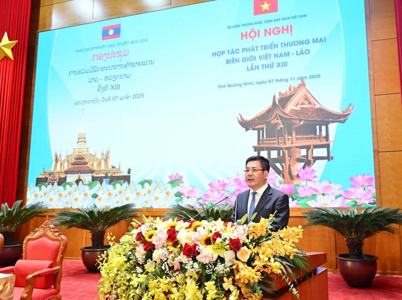 Vietnamese Minister of Industry and Trade Nguyen Hong Dien delivers opening remarks at the conference.