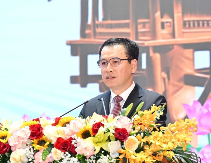 Lao Minister of Industry and Commerce Malaythong Kommasith speaks at the conference.