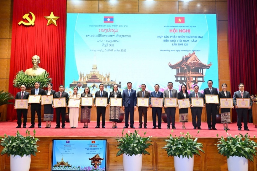 Vietnamese Deputy Minister Nguyen Sinh Nhat Tan presents Certificates of Merit to Lao organizations and individuals.