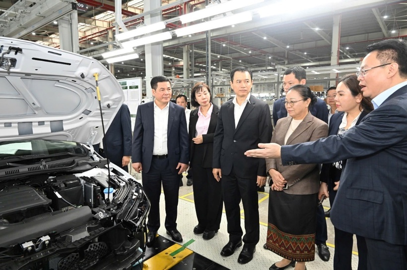 Vietnamese Minister Nguyen Hong Dien and Lao Minister Malaythong Kommasith visit the TC Motor Viet Hung automobile manufacturing plant.