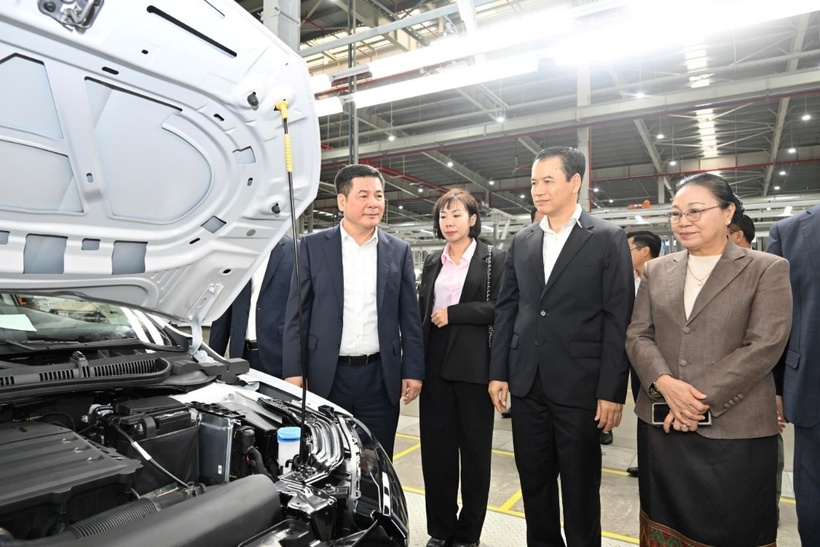 Vietnamese Minister Nguyen Hong Dien and Lao Minister Malaythong Kommasith visit the TC Motor Viet Hung automobile manufacturing plant.