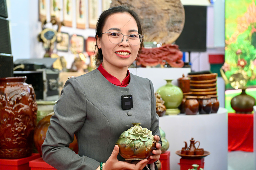 Artisan Dang Thi Tam, Director of Minh Tam Pottery and Tourism Cooperative, introduces visitors to the pottery-making process at Phu Lang Village, Bac Ninh Province.