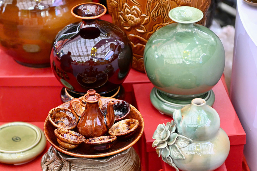 Phu Lang pottery products crafted by Minh Tam Cooperative feature traditional eel-skin and honey-brown glazes, harmoniously blending rustic charm with modern design.
