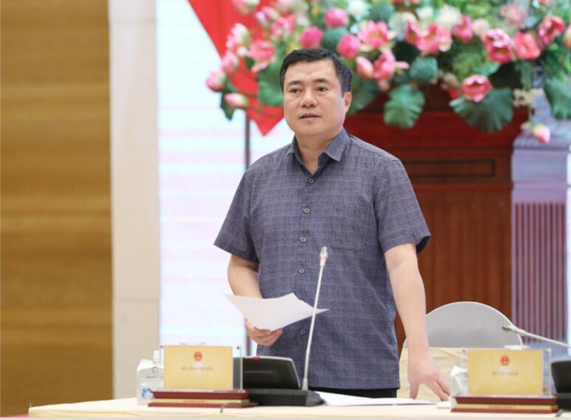 Deputy Minister of Industry and Trade Nguyen Sinh Nhat Tan answers reporters’ questions about the fight against counterfeit and imitation goods on e-commerce platforms. Photo: VGP