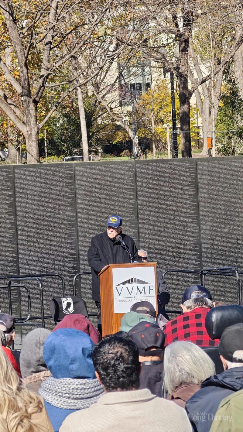 A veterans’ representative delivers a speech.