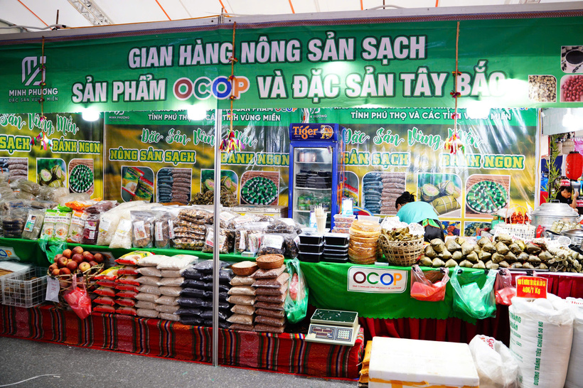 The booth showcasing cassava cakes, phuc cakes, and fermented pork rolls highlights the culinary heritage of the midland region and the cooperative’s efforts to promote ethnic minority agricultural products to a wider market.