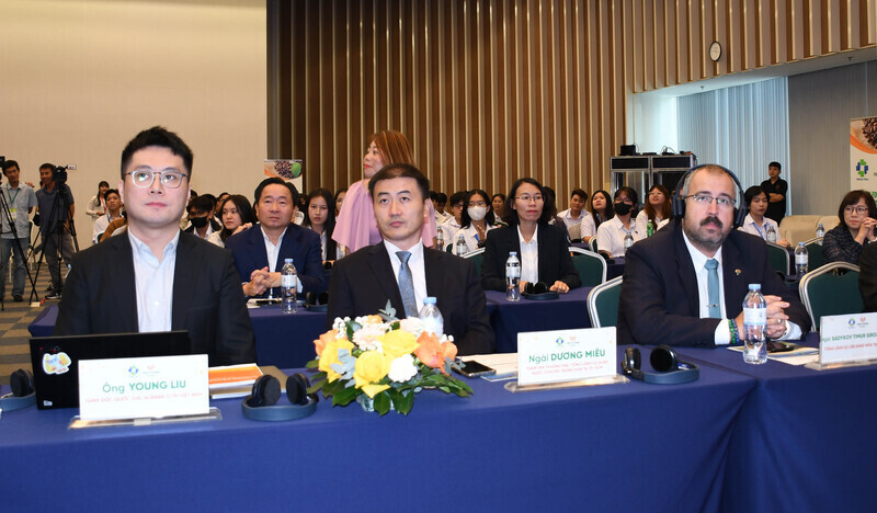 Leaders of the Ministry of Industry and Trade, along with domestic and international delegates, attend the event. Photo: Minh Khue