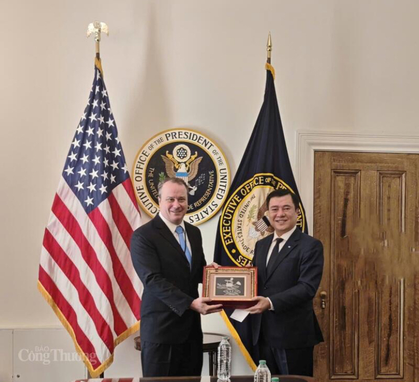 Deputy Minister of Industry and Trade and Deputy Chief Negotiator of the Government Nguyen Sinh Nhat Tan and Deputy US Trade Representative Rick Switzer. Photo: Nguyen Minh