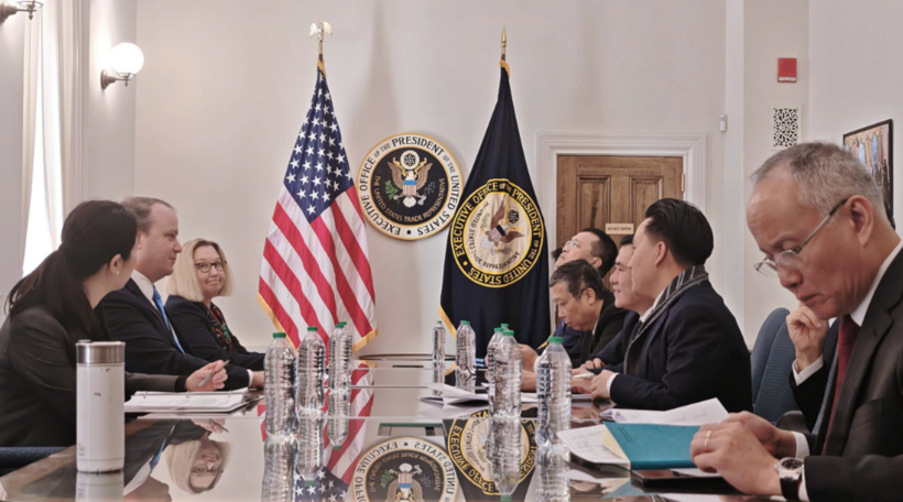 Deputy Minister of Industry and Trade and Deputy Chief Negotiator of the Government Nguyen Sinh Nhat Tan works with Deputy US Trade Representative Rick Switzer to launch technical negotiation sessions. Photo: Nguyen Minh