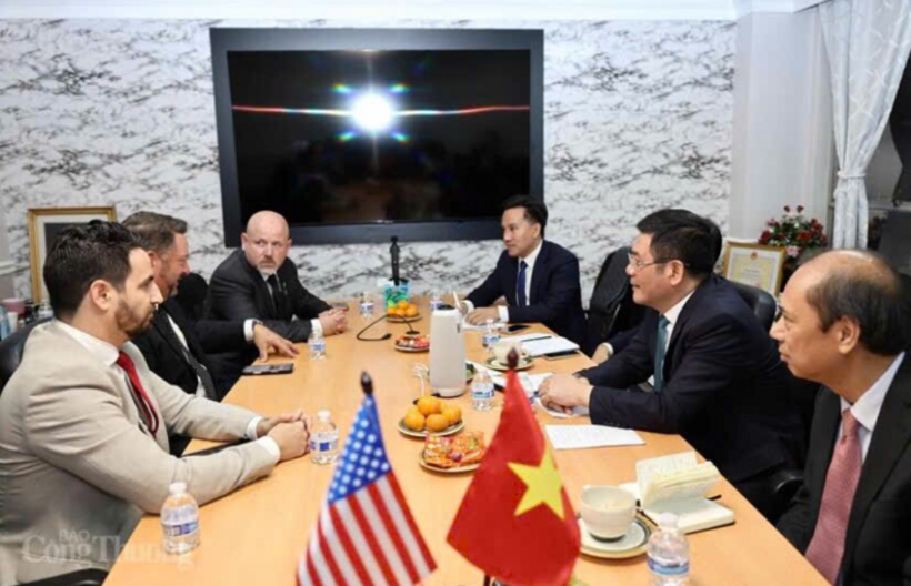 Minister Nguyen Hong Dien and leaders of the GAES energy group. Photo: Nguyen Minh