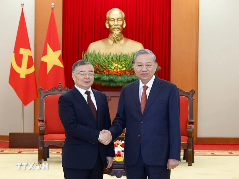 Vietnamese Party General Secretary To Lam receives Li Shulei, member of the Political Bureau, Secretary of the Secretariat, and head of the Publicity Department of the Communist Party of China. Photo: VNA