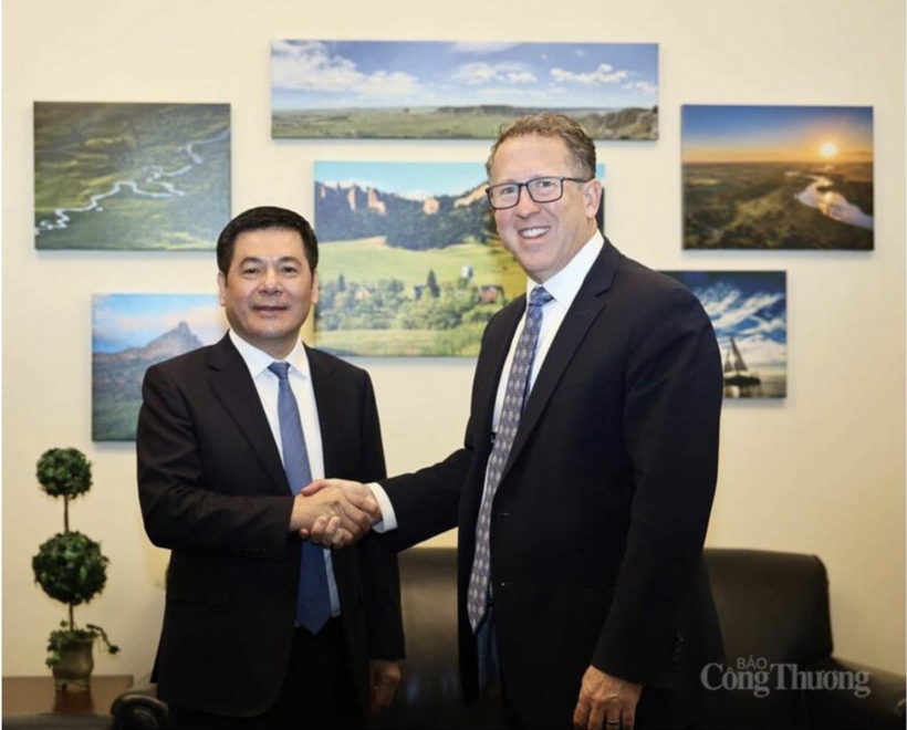 Minister of Industry and Trade Nguyen Hong Dien holds talks with Representative Adrian Smith (Nebraska, Republican Party).