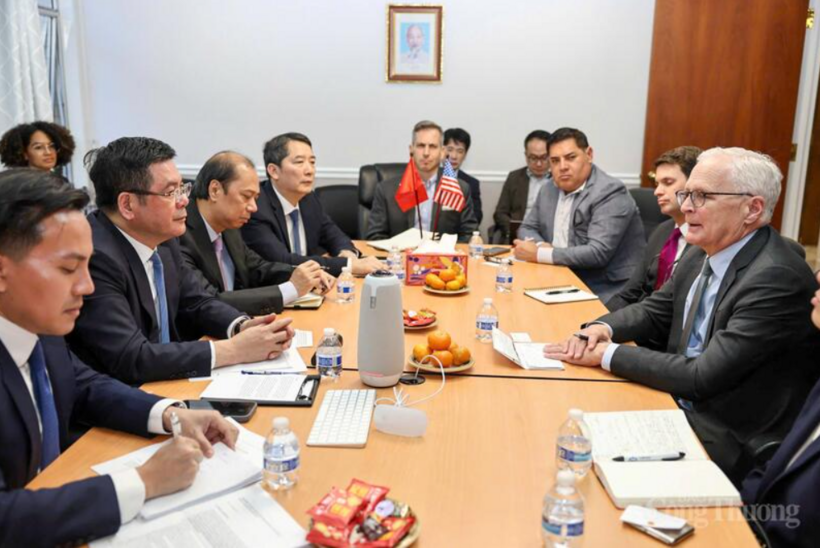 Minister of Industry and Trade Nguyen Hong Dien and executives of companies under the US Semiconductor Industry Association. Photo: Nguyen Minh