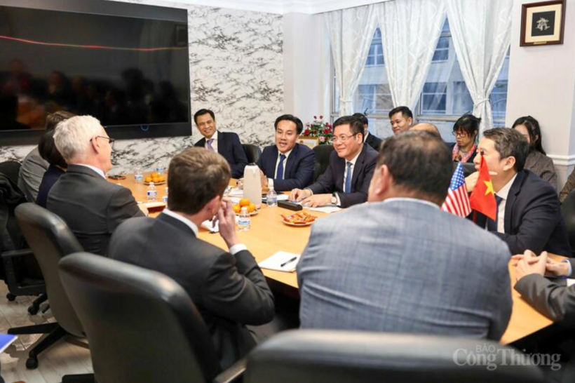 At the meeting, Minister Nguyen Hong Dien acknowledges the outcomes of cooperation and the recommendations of US semiconductor companies. Photo: Nguyen Minh