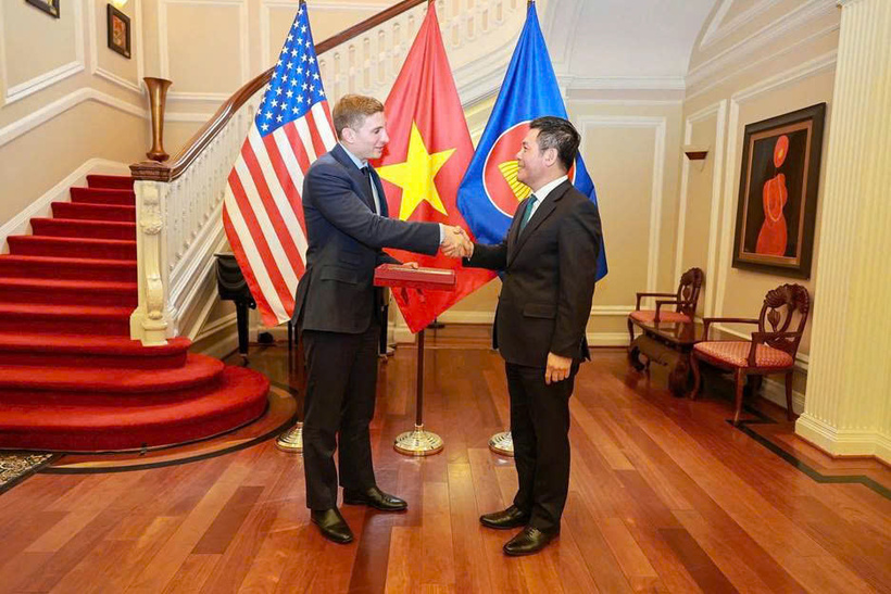 Minister of Industry and Trade Nguyen Hong Dien meets with US Under Secretary of State Jacob Helberg in Washington, DC.