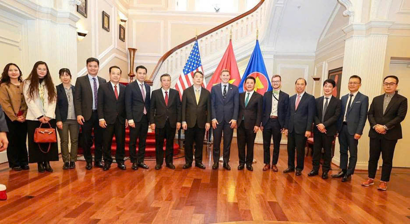 Delegations from both sides pose for a group photo after the meeting.