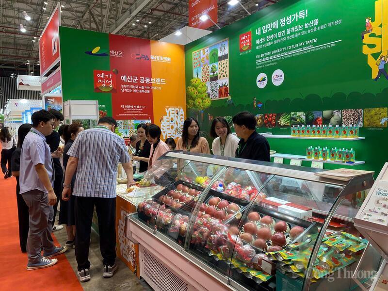 International booths attract visitors at the Vietnam Foodexpo 2025.