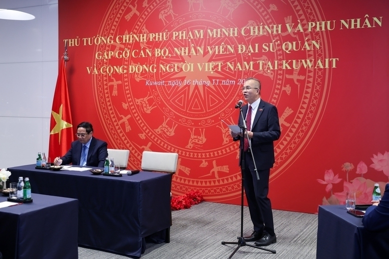 Ambassador Nguyen Duc Thang delivers a report on the Embassy’s work and the Vietnamese community in Kuwait.