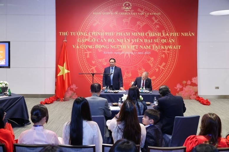 Prime Minister Pham Minh Chinh, his spouse Le Thi Bich Tran, and the high-ranking Vietnamese delegation meet Embassy staff and the Vietnamese community in Kuwait.