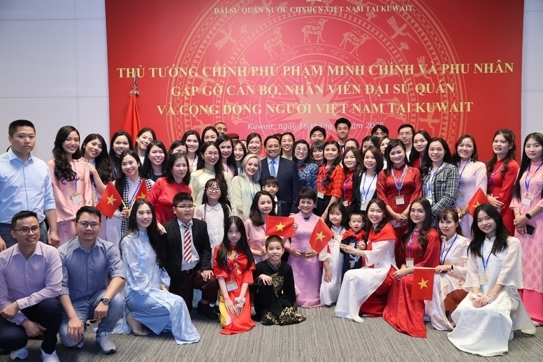 Prime Minister Pham Minh Chinh meets overseas Vietnamese in Kuwait.
