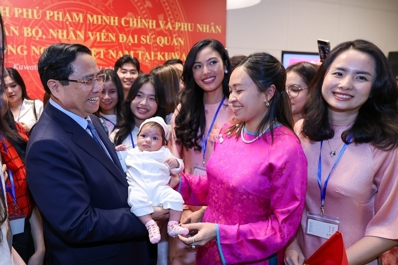 Representatives of the Vietnamese community attend the meeting with the Prime Minister.