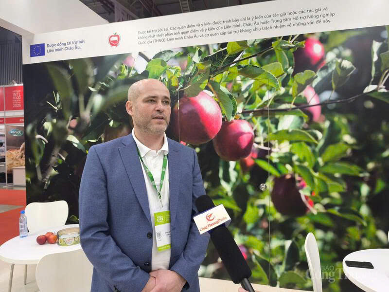 Tomasz Stanko, representative of Arctic Sp.zo.o (Poland), highlights Polish apple exports to Vietnam.