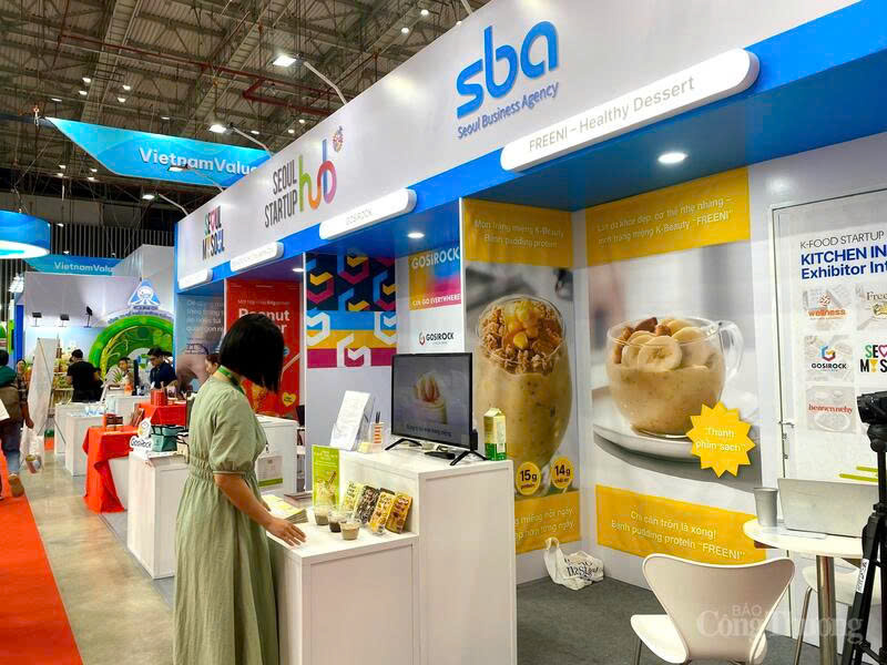 Freeni Company (the Republic of Korea) booth at the fair.